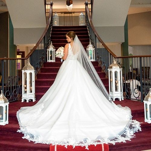 Bride on staircase www.westgrovehotel.com_v3